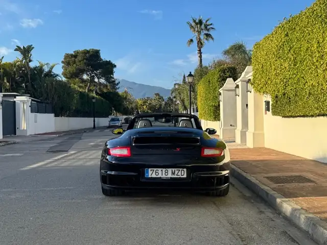 Porsche 911 view 4