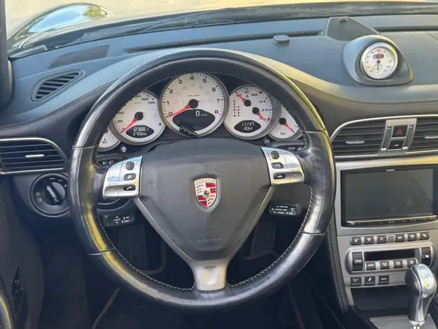 Porsche 911 view 6