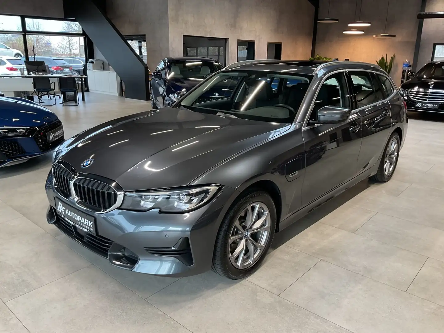 BMW 320 e Touring Sport Line AHK Navi LED LiveC. Pano Grau - 1