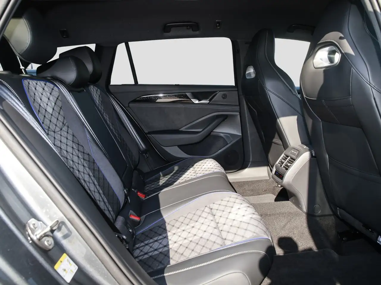 Volkswagen Passat Variant 1.5 TSI eHybrid DSG R-Line WWV 12