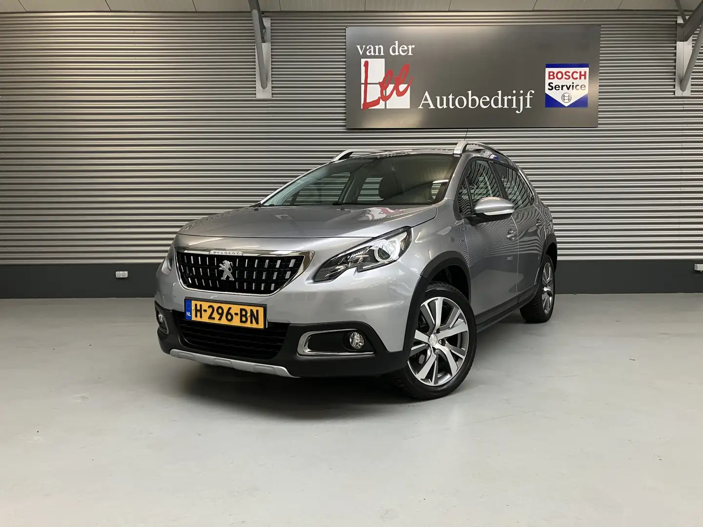 Peugeot 2008 1.2 Pure Tech/CLIMA/PDC/CRUISE/NAVI/CARPLAY/SPORTS Grijs - 1