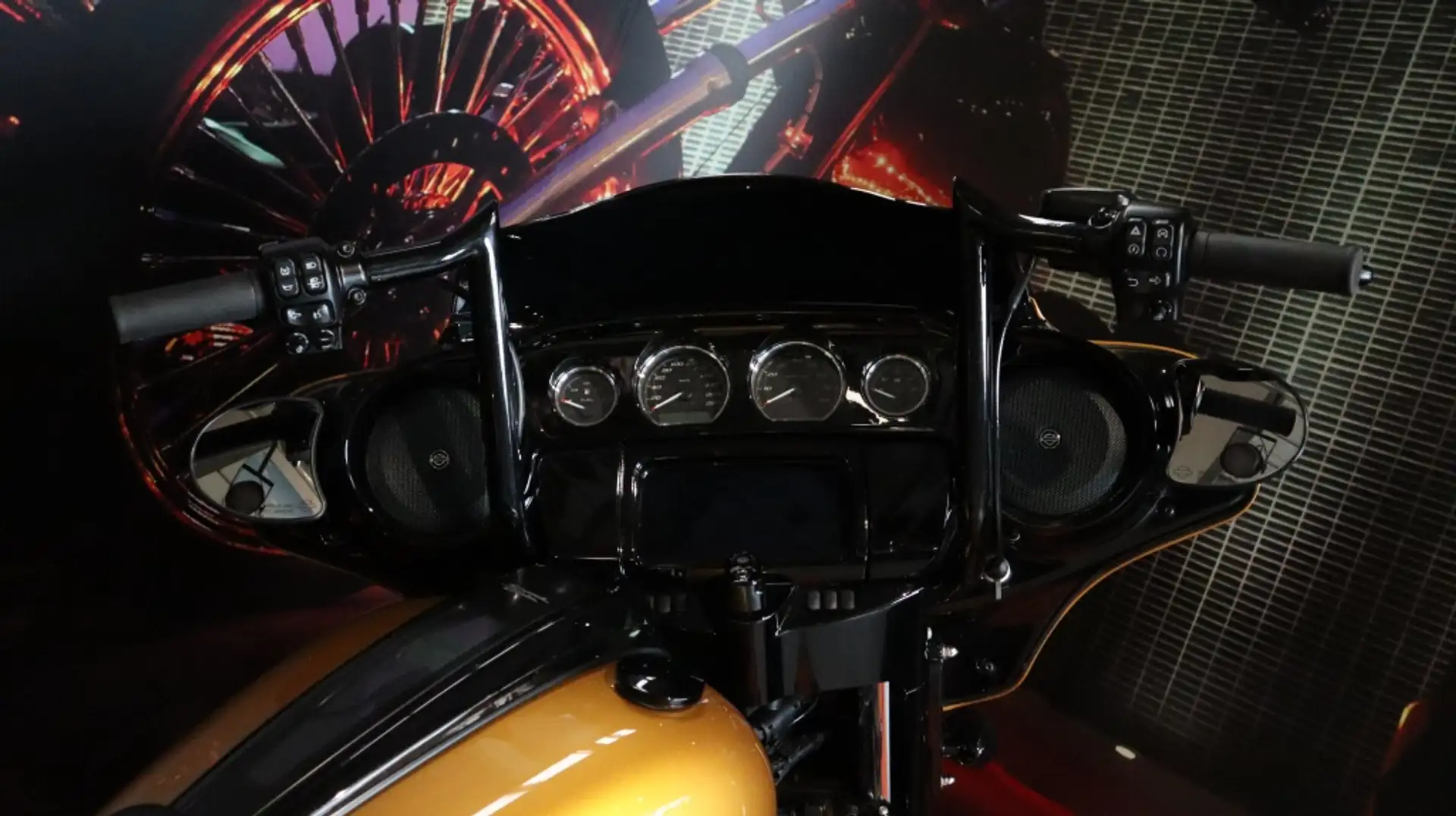 Harley-Davidson Street Glide Chopper Galben - 2