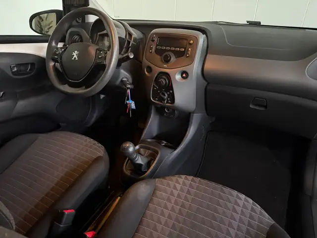 Peugeot 108 view 3