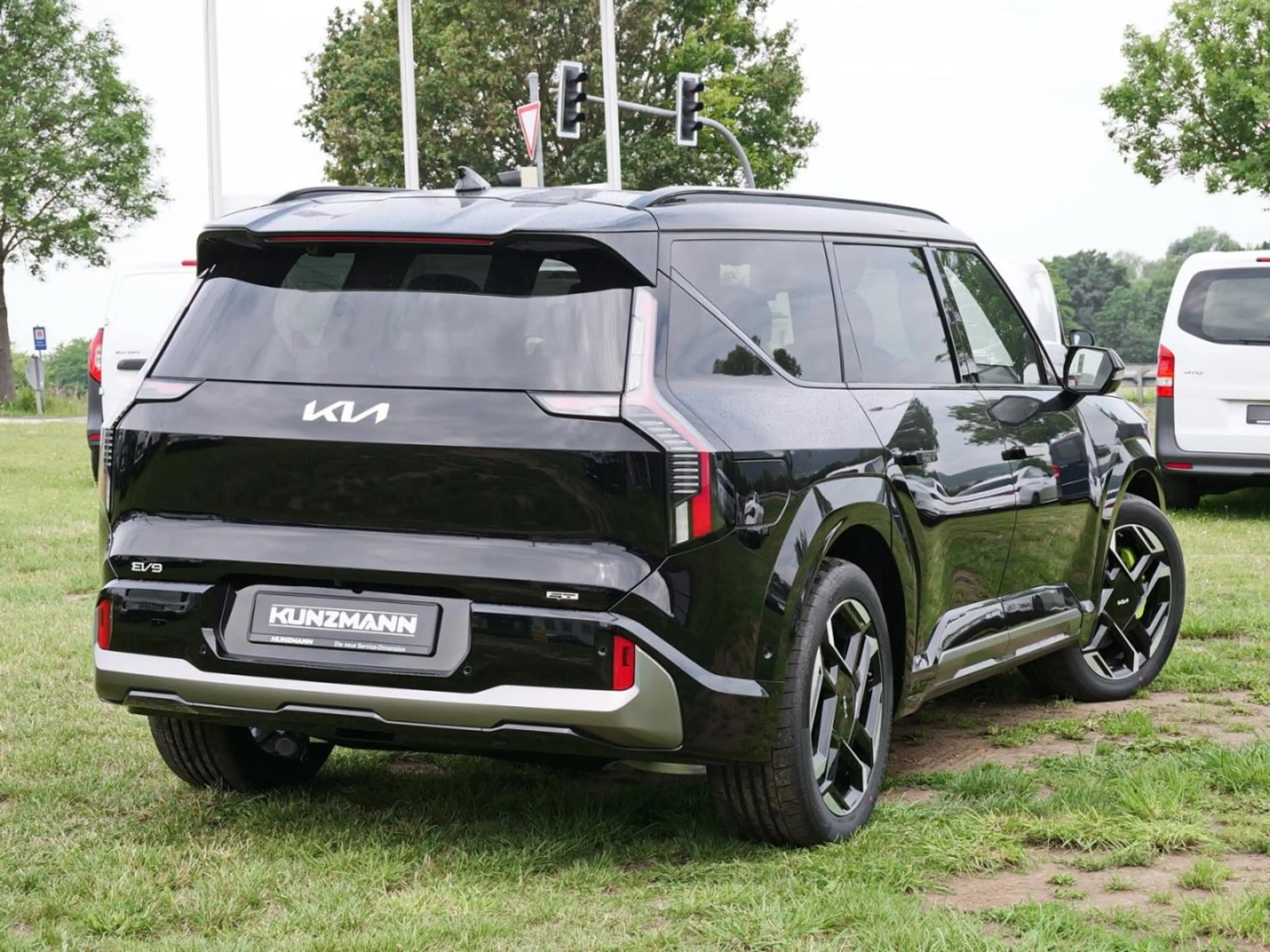 Kia EV9 GT 99,8 kWh AWD Panorama HeadUp 360° ACC — photo 3