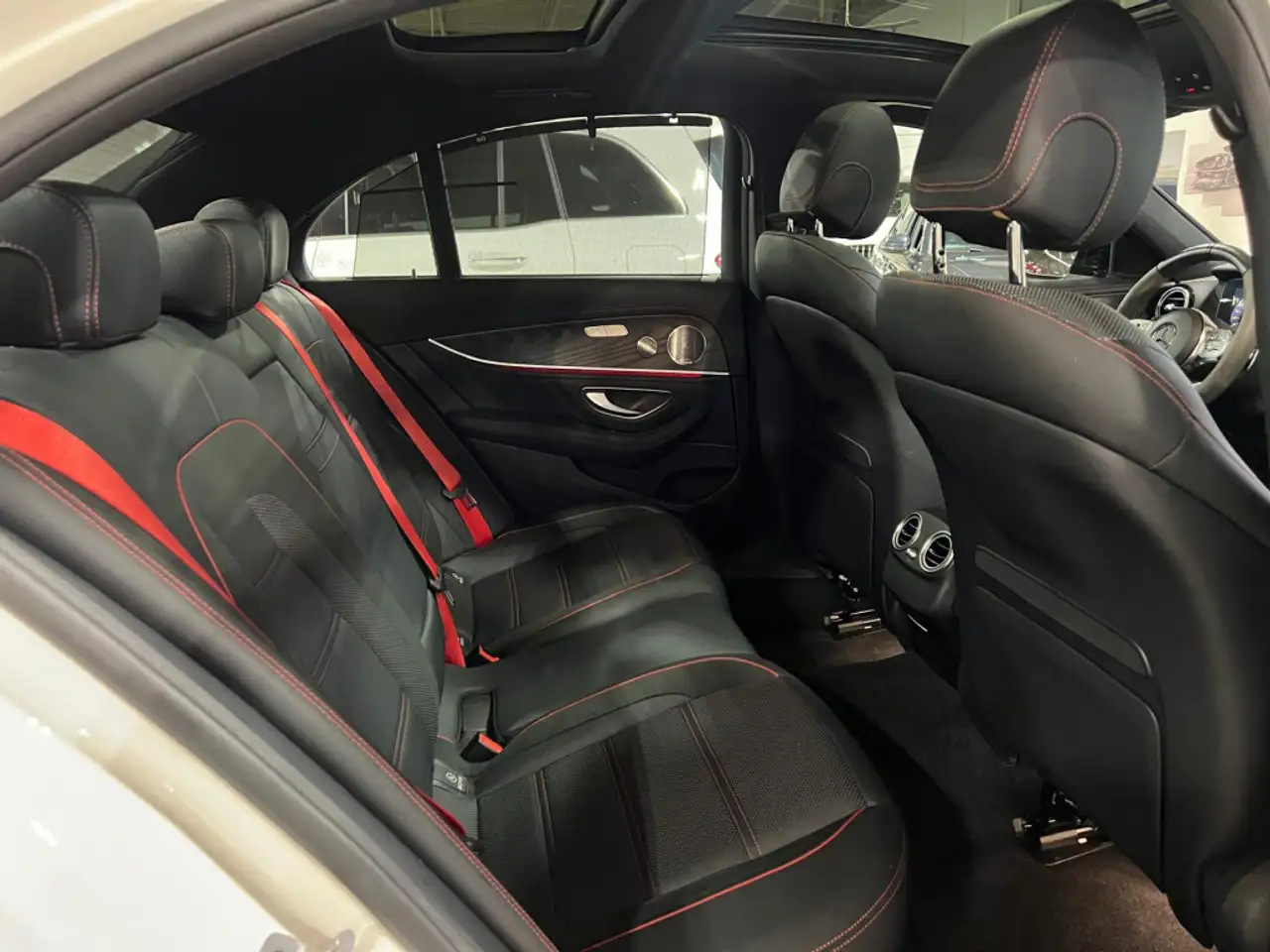 Mercedes-Benz E-Class снимка Mercedes-Benz E-Class