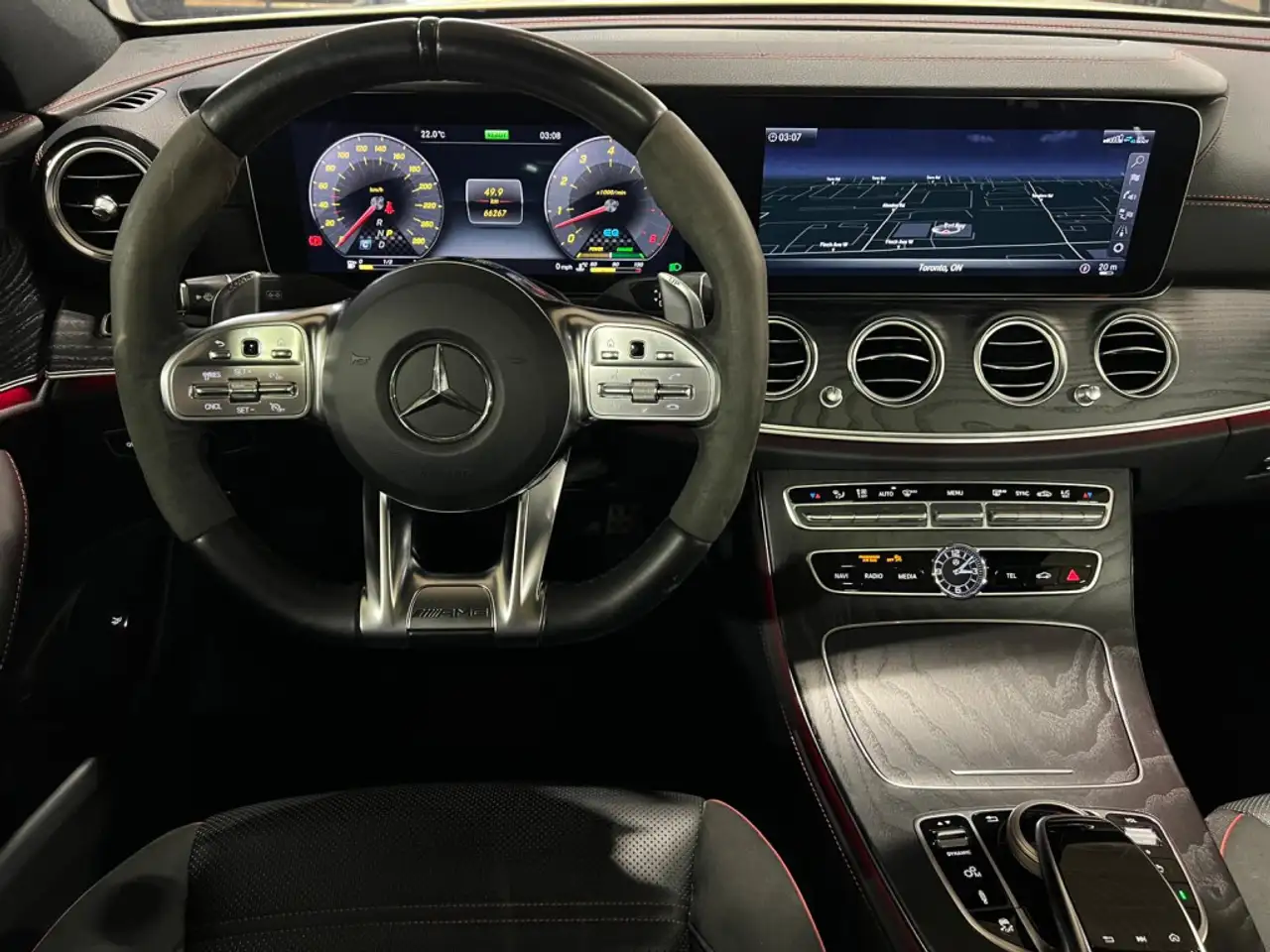 Mercedes-Benz E-Class снимка Mercedes-Benz E-Class