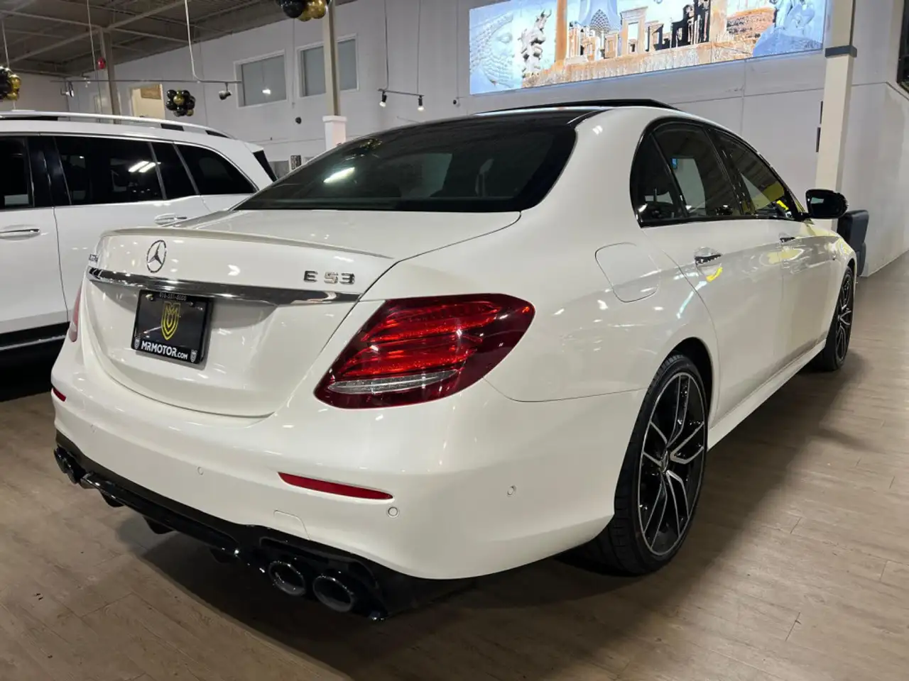 Mercedes-Benz E-Class снимка Mercedes-Benz E-Class