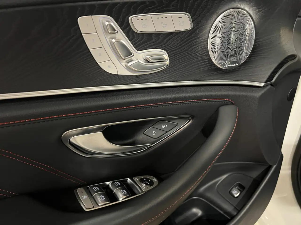 Mercedes-Benz E-Class снимка Mercedes-Benz E-Class