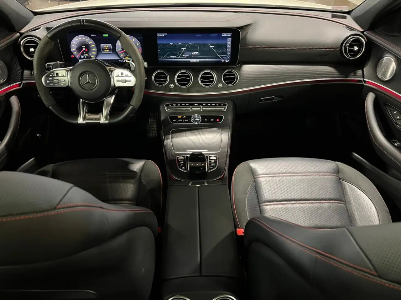 Mercedes-Benz E-Class снимка Mercedes-Benz E-Class