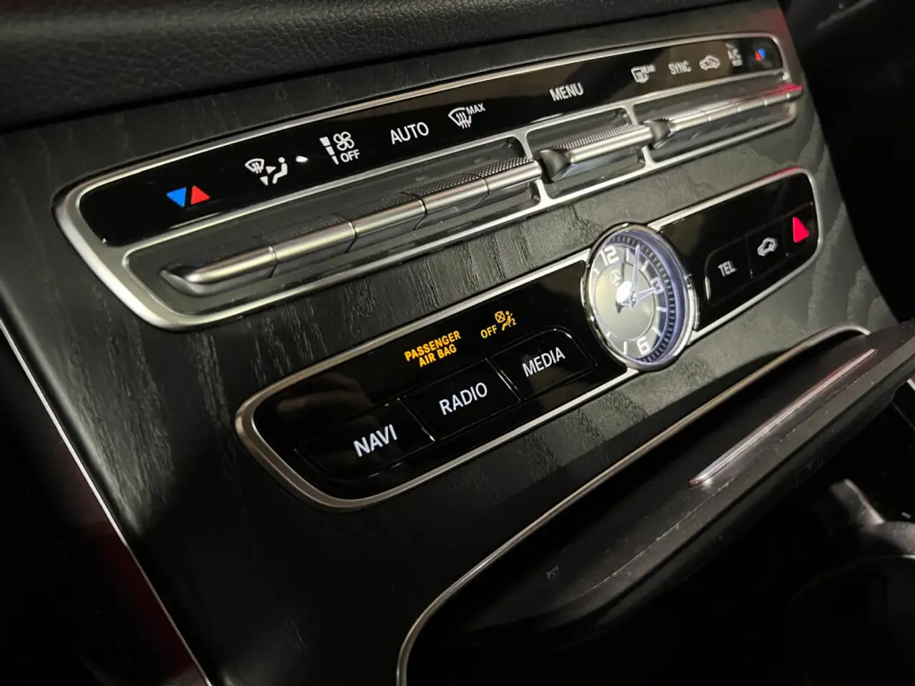 Mercedes-Benz E-Class снимка Mercedes-Benz E-Class
