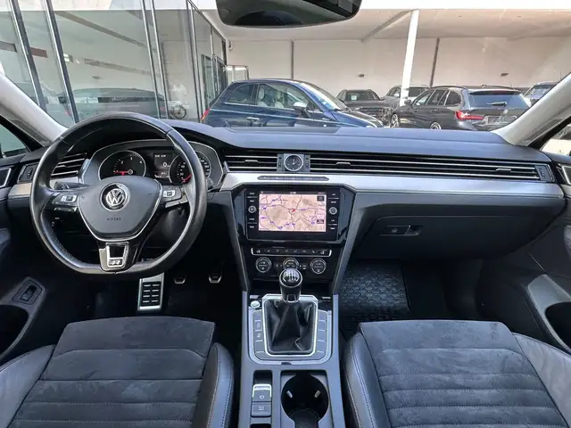 Volkswagen Passat view 14