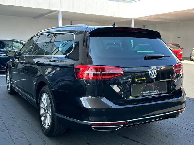Volkswagen Passat view 3