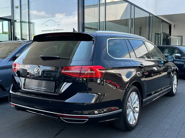 Volkswagen Passat view 4