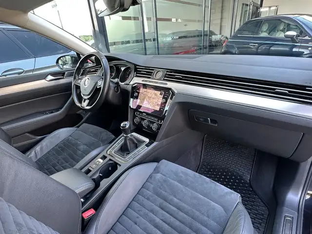 Volkswagen Passat view 15