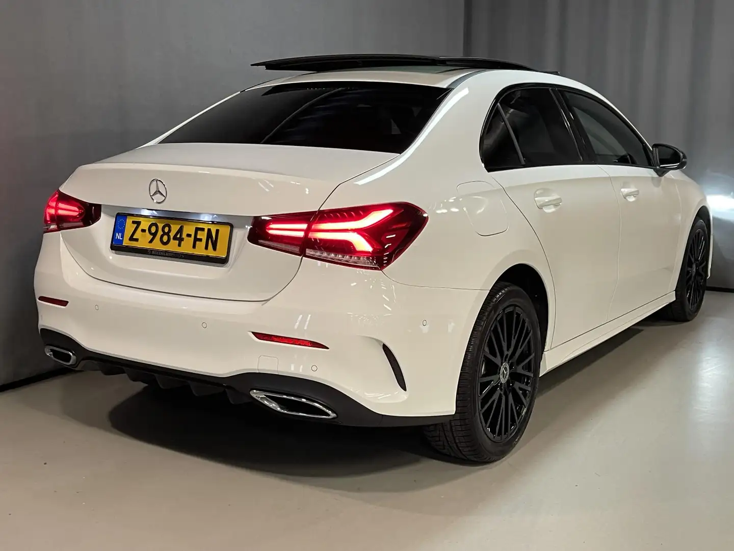 Mercedes-Benz A 250 e AMG Line 18"/Panoramadak/Matrix LED/Camera/Stoel Wit - 2