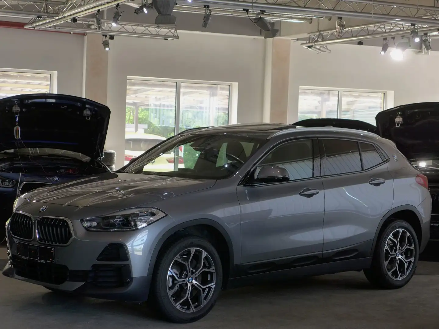 BMW X2 20d xDr Navi Groß,HUD,AHK,Dach Grau - 2