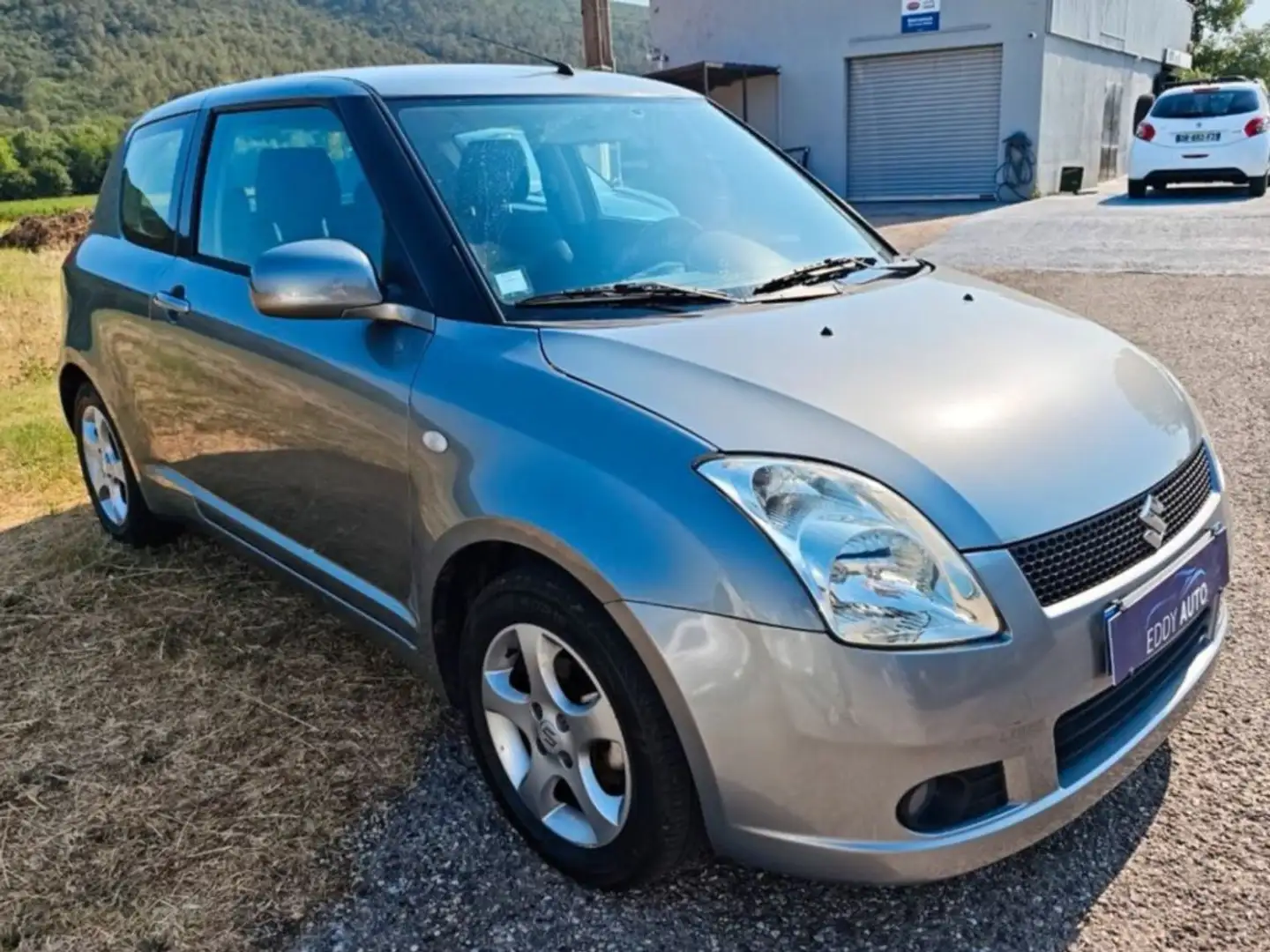 Suzuki Swift 1.3i Gris - 1