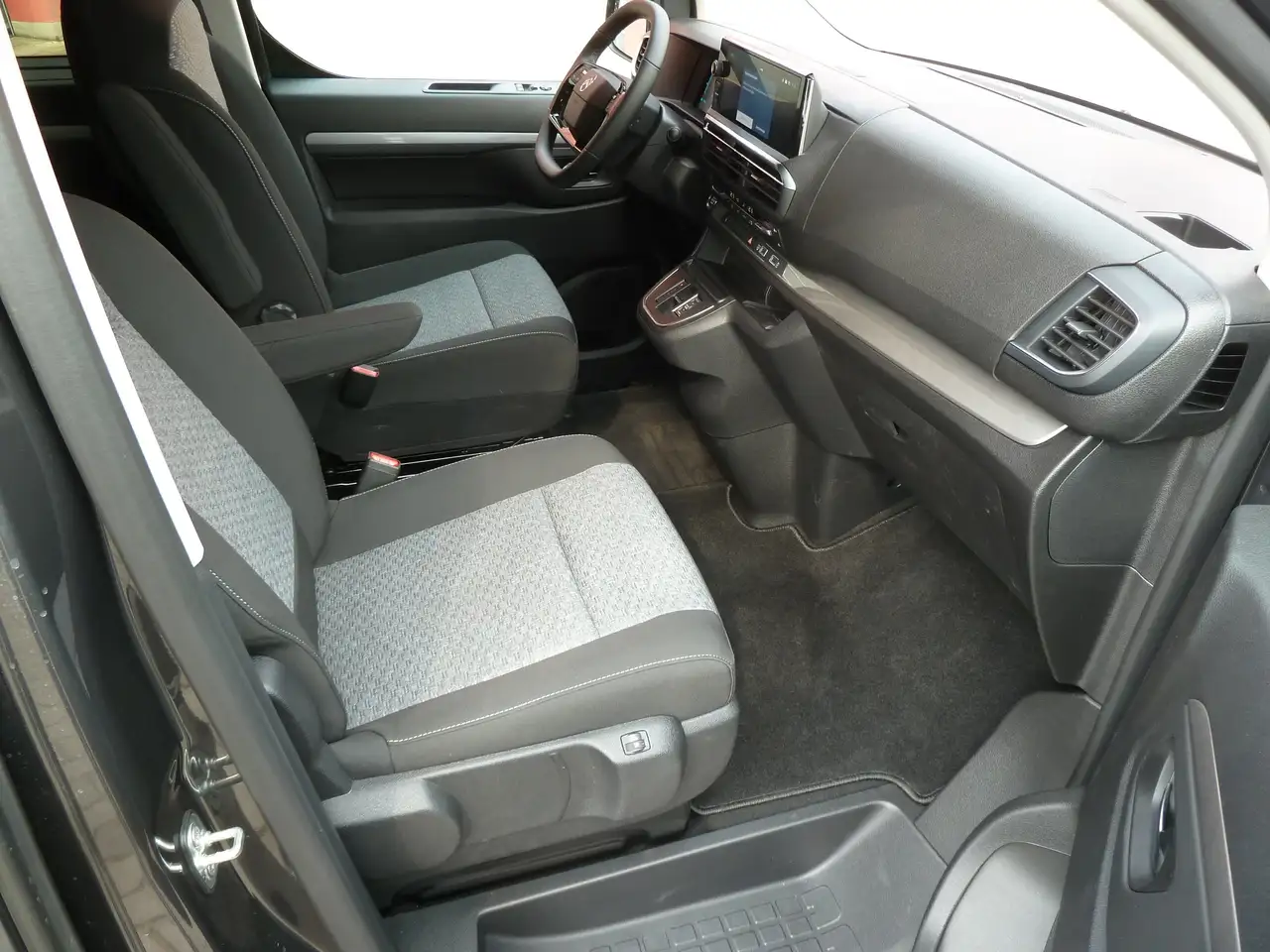 Citroen Spacetourer M Diesel 180 Autm. Plus AHK Klima hinten Navi 5