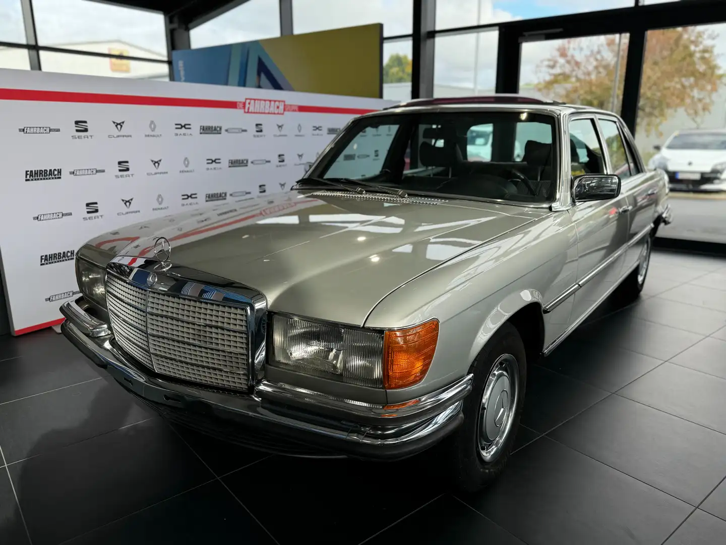 Mercedes-Benz 280 Oldtimer 280SE Gehobene Ausstattung Ezüst - 2