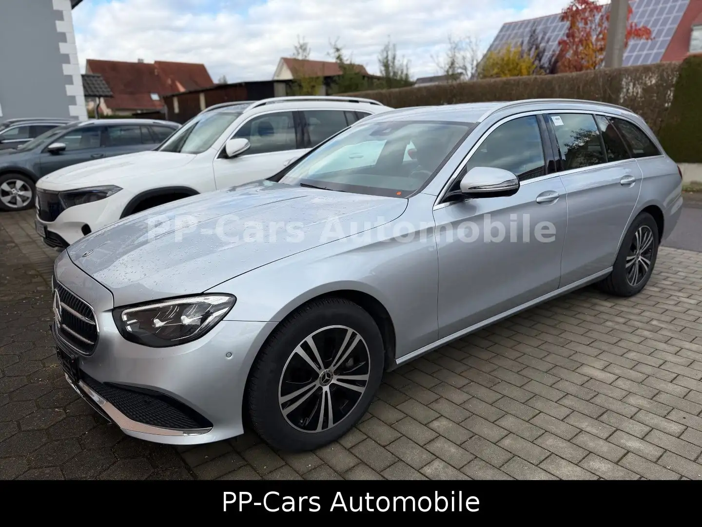 Mercedes-Benz E 220 d 4MATIC T AVA*MBUX*Park+Kamera*Spur+Fernl Silber - 1