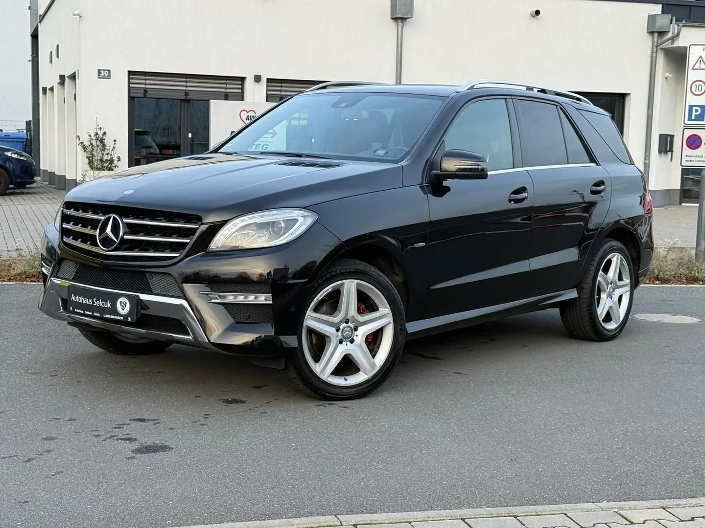 Mercedes-Benz ML 350 BlueTec AMG Line *Navi.SHZ*Temp.* Schwarz - 1