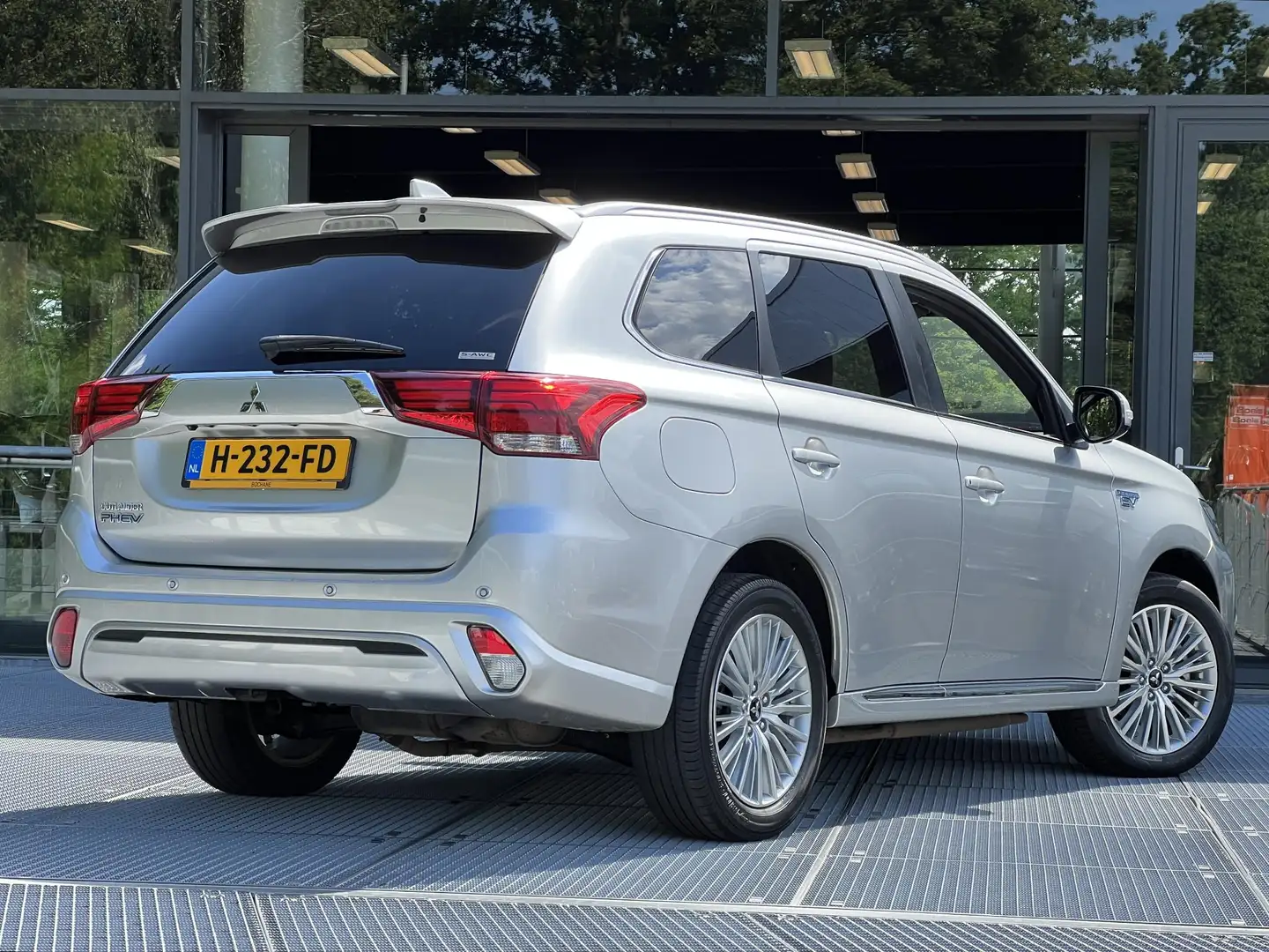 Mitsubishi Outlander 2.4 PHEV Instyle | Schuifdak | Elek. achterklep | Grijs - 2
