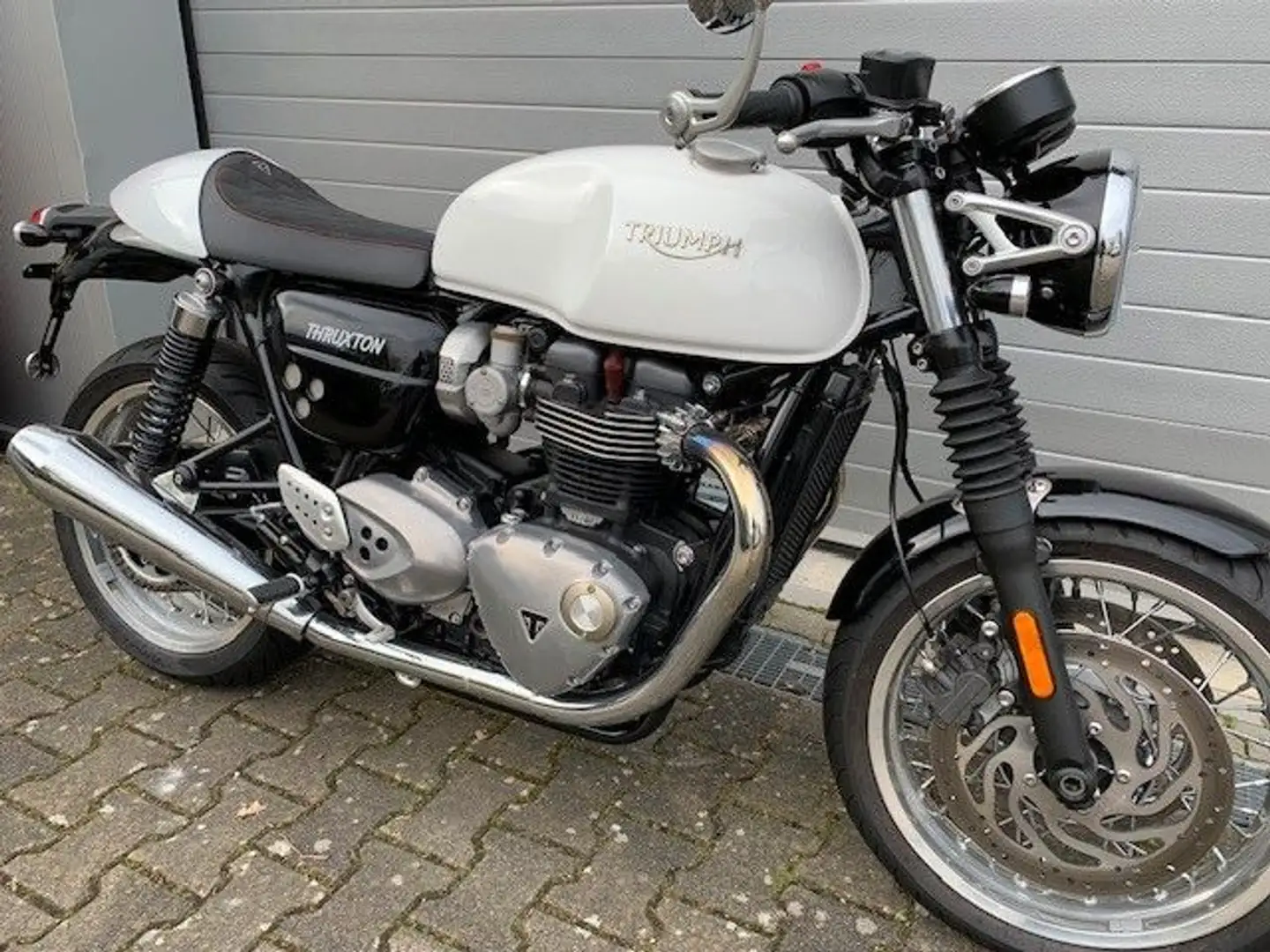 Triumph Thruxton 1200 Bílá - 2