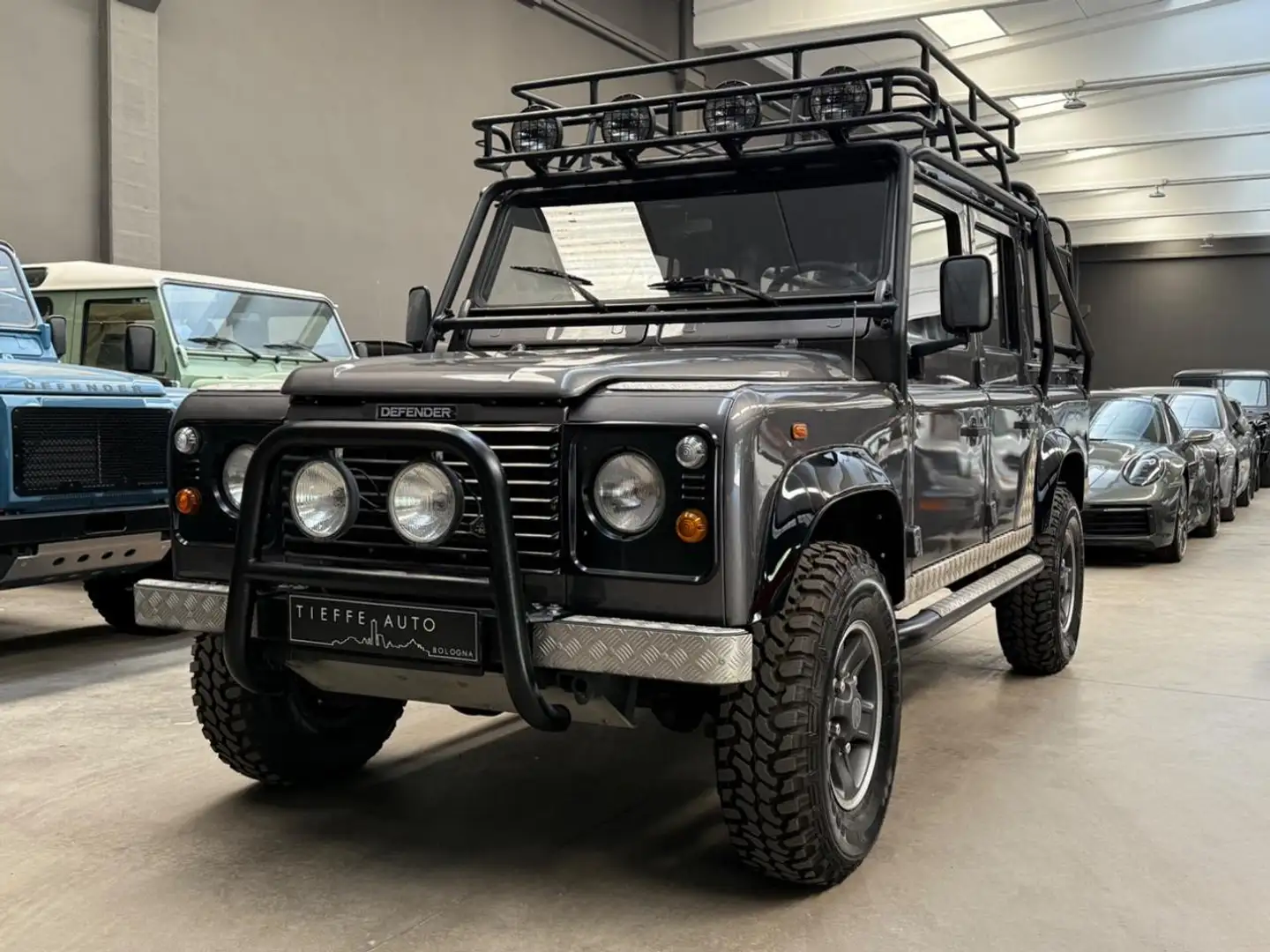 Land Rover Defender 110 TD5 CREW CAB TOMB RIDER *250 / MONDO* Grigio - 1