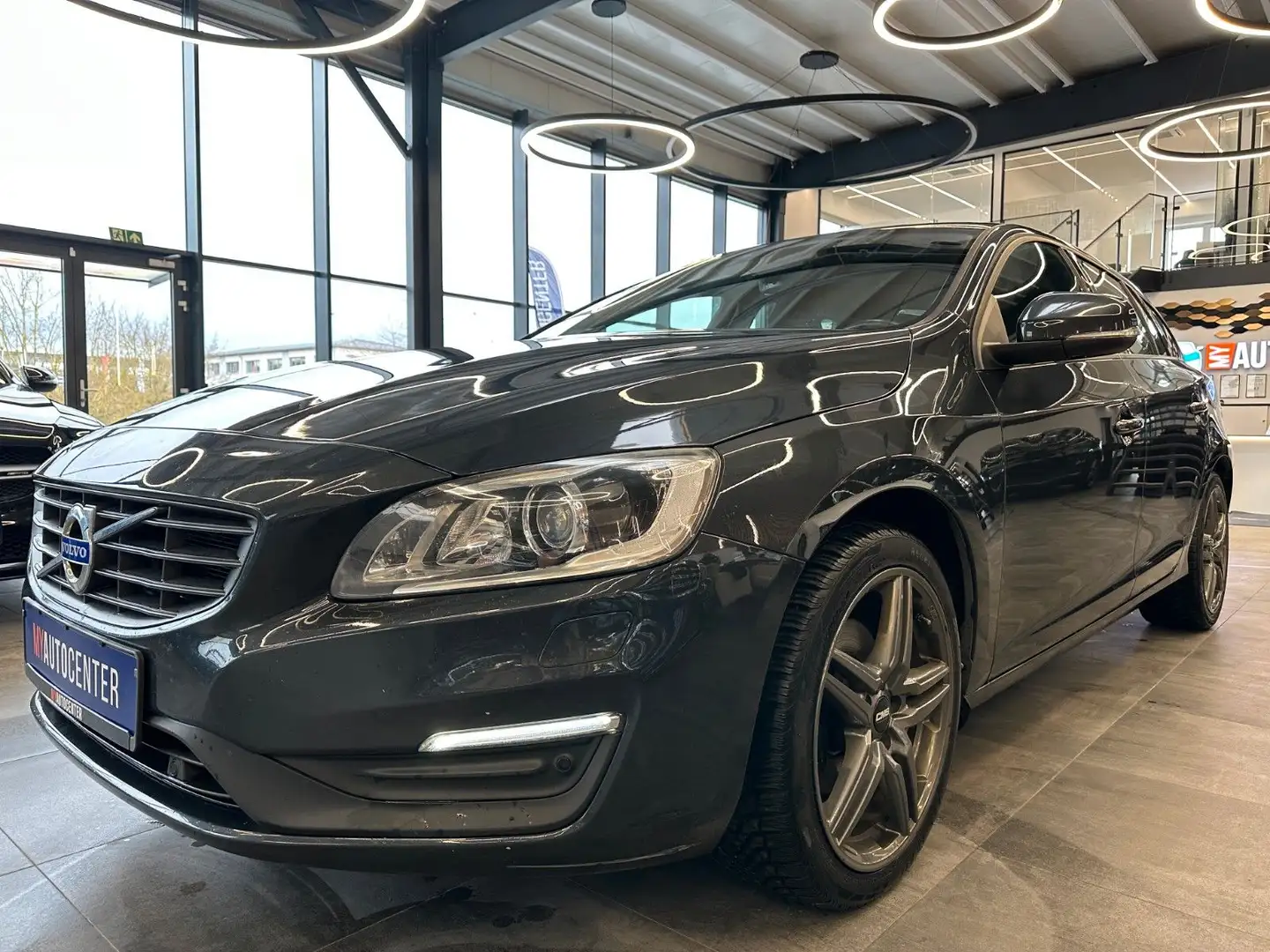 Volvo V60 Kombi Linje Business *Navi*Klima*AHK*Xenon* Grau - 2