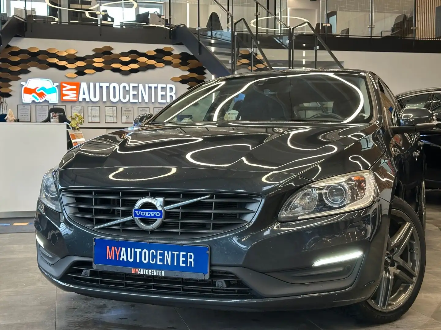 Volvo V60 Kombi Linje Business *Navi*Klima*AHK*Xenon* Grau - 1