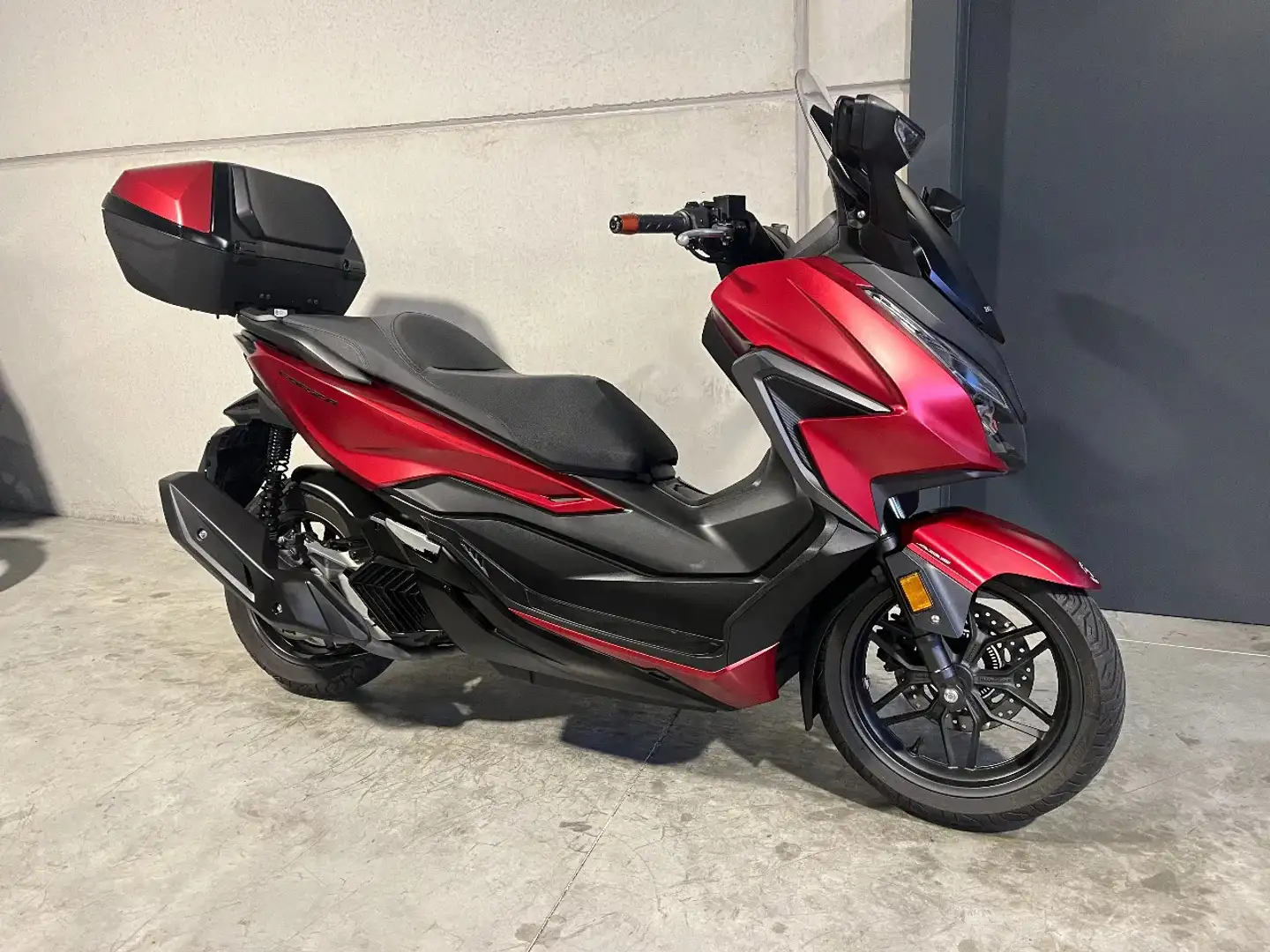 Honda Forza 125 Luxescooter in zeer mooie staat - 1