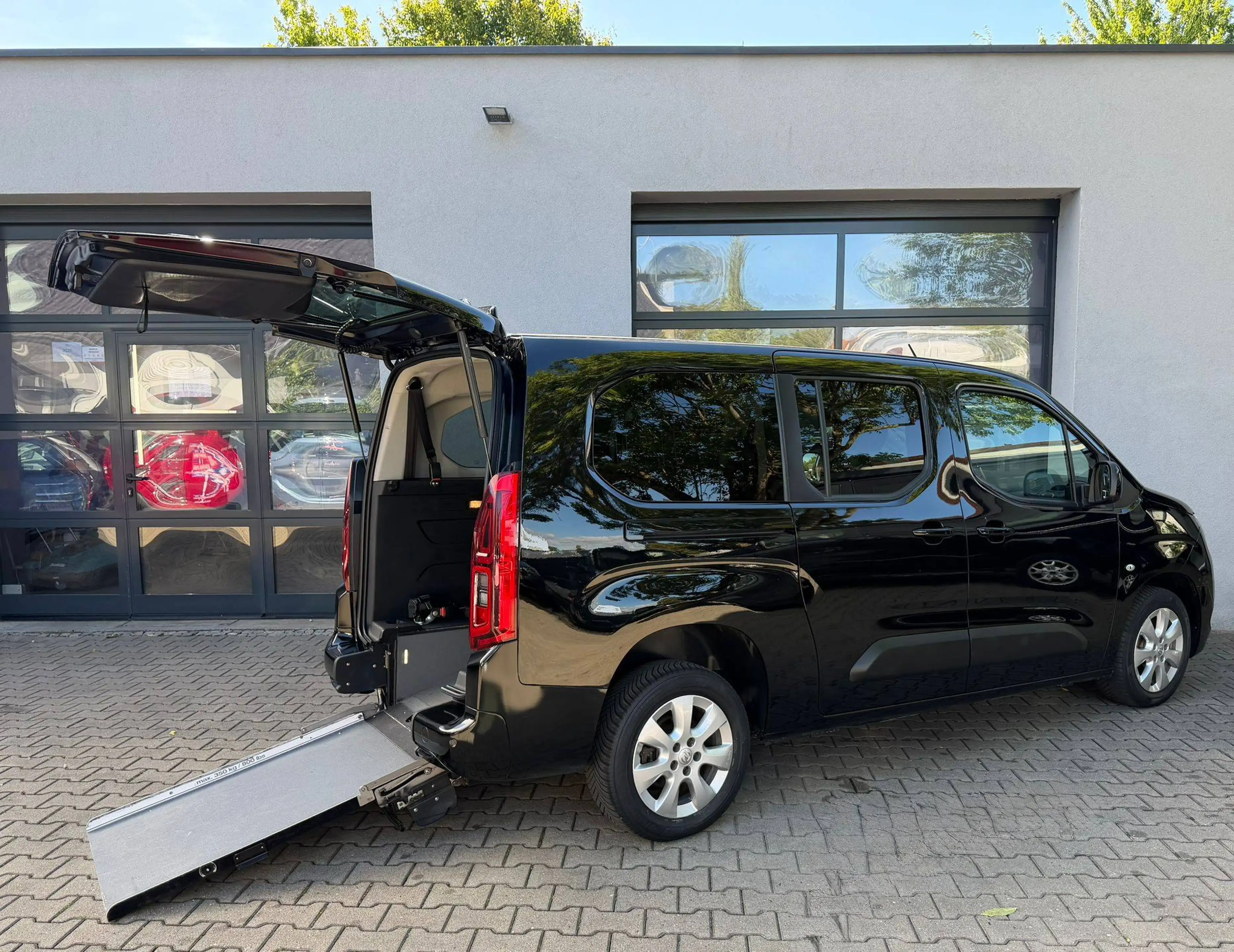 Opel Combo - e Elektro Behindertengerecht Rollstuhlrampe