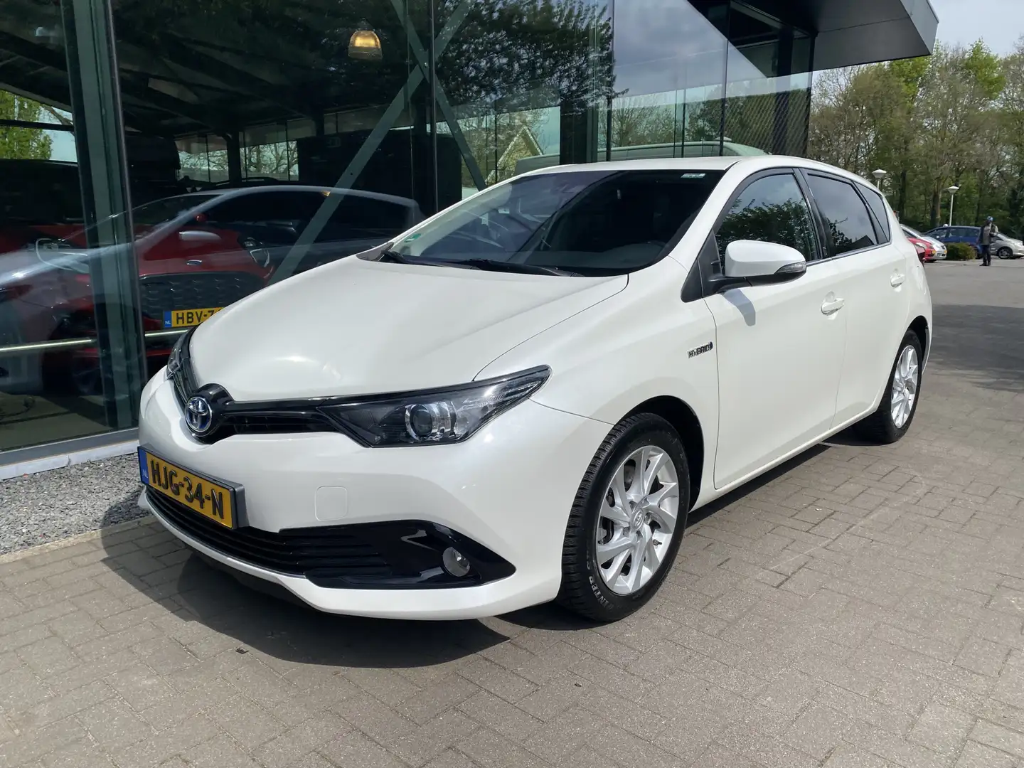 Toyota Auris 1.8 Hybrid Dynamic Blanc - 1