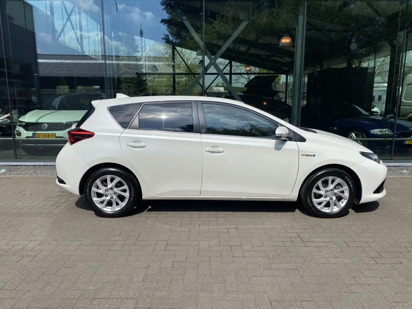 Toyota Auris 1.8 Hybrid Dynamic Blanc - 2