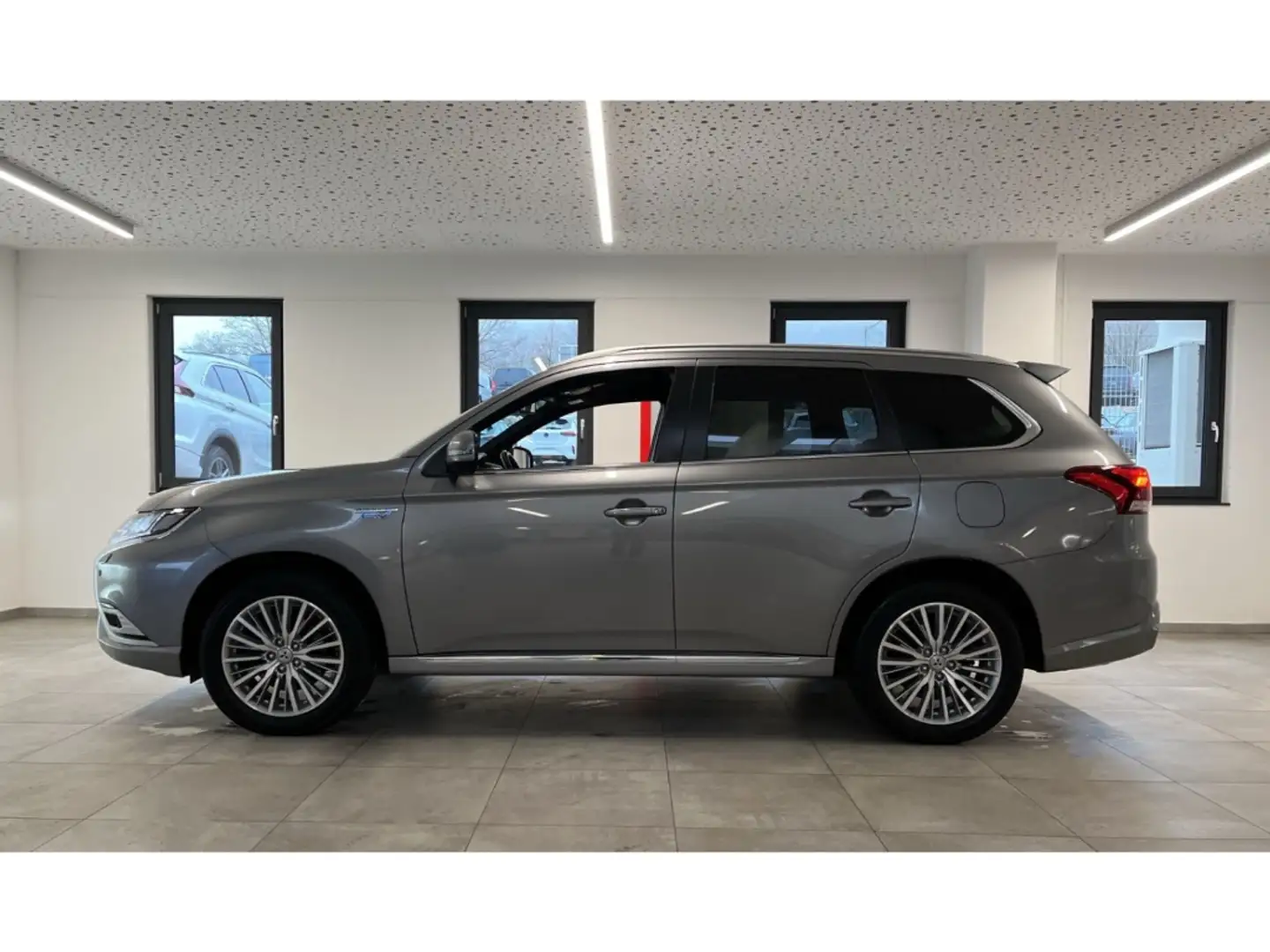 Mitsubishi Outlander 2.4 PHEV Plug-in Hybrid Spirit Plus 360°Kamera Grijs - 2