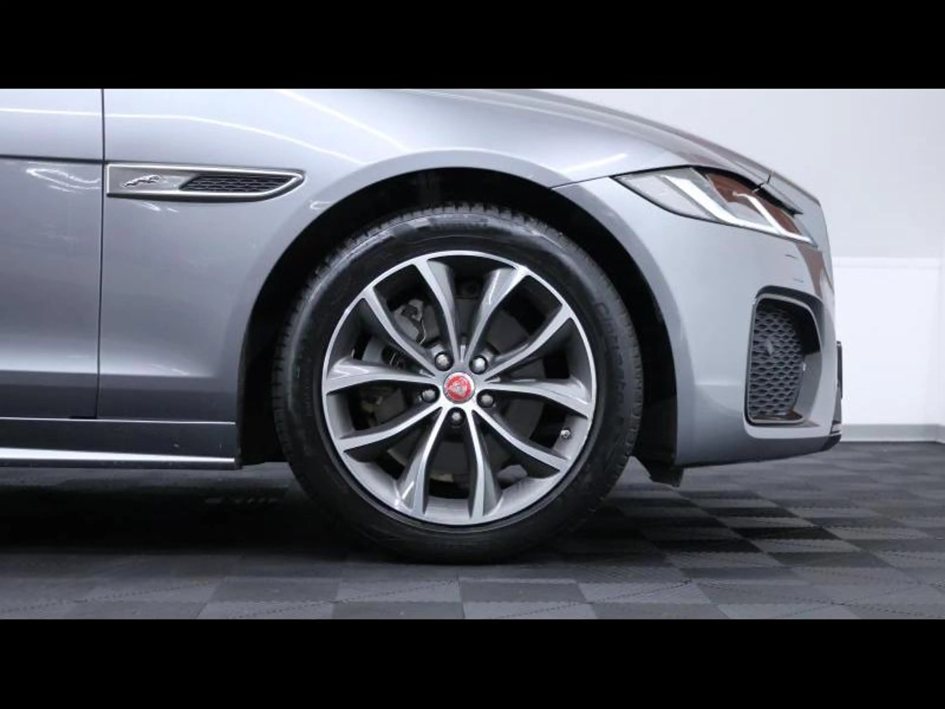 Jaguar XF D200 R-DYNAMIC SE AWD AUTO — photo 10