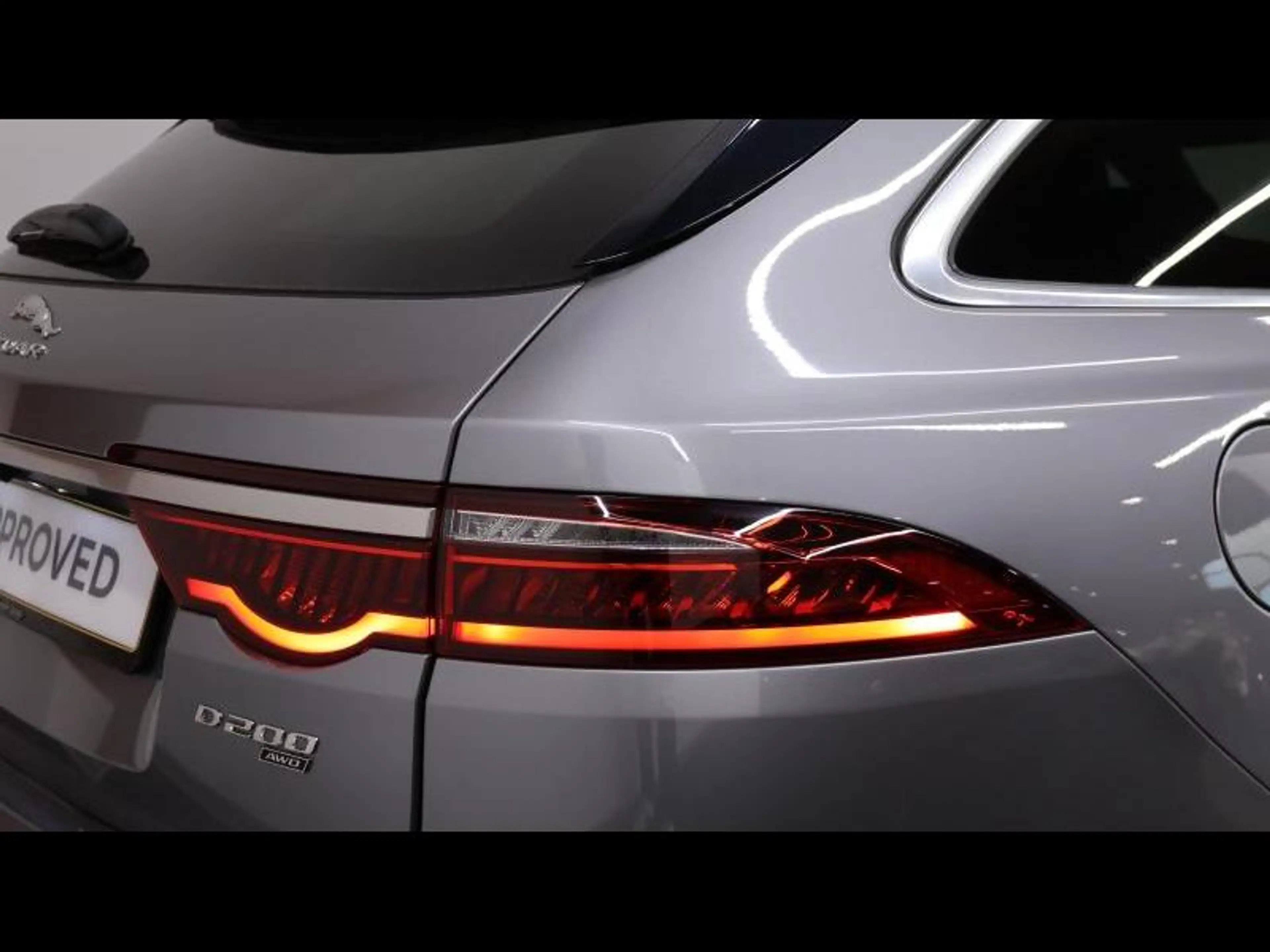 Jaguar XF D200 R-DYNAMIC SE AWD AUTO — photo 9