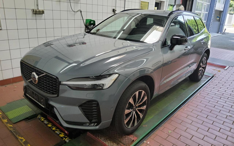Volvo XC60 B4  PLUS DARK AHK+LICHTPAK+PANO+360°+STANDH — photo 2