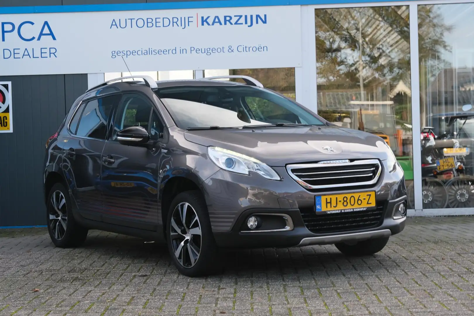 Peugeot 2008 1.2 PureTech Urban Cross Grau - 2