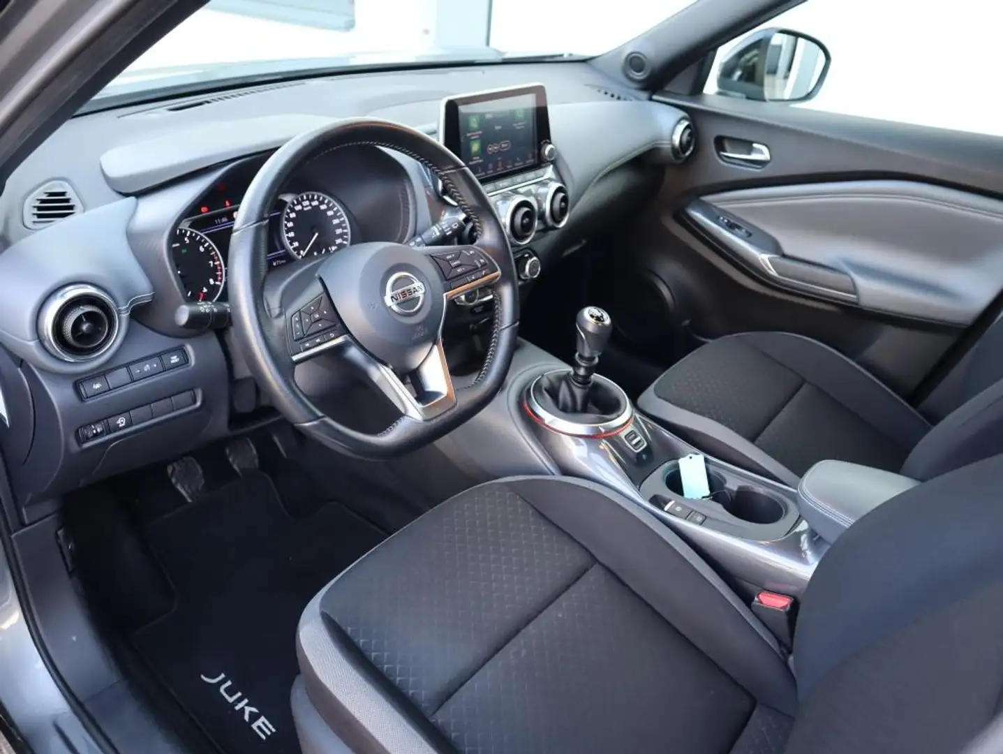 Nissan Juke 1.0 DIG-T N-Design / Navigatie / Cruise control / Grijs - 2