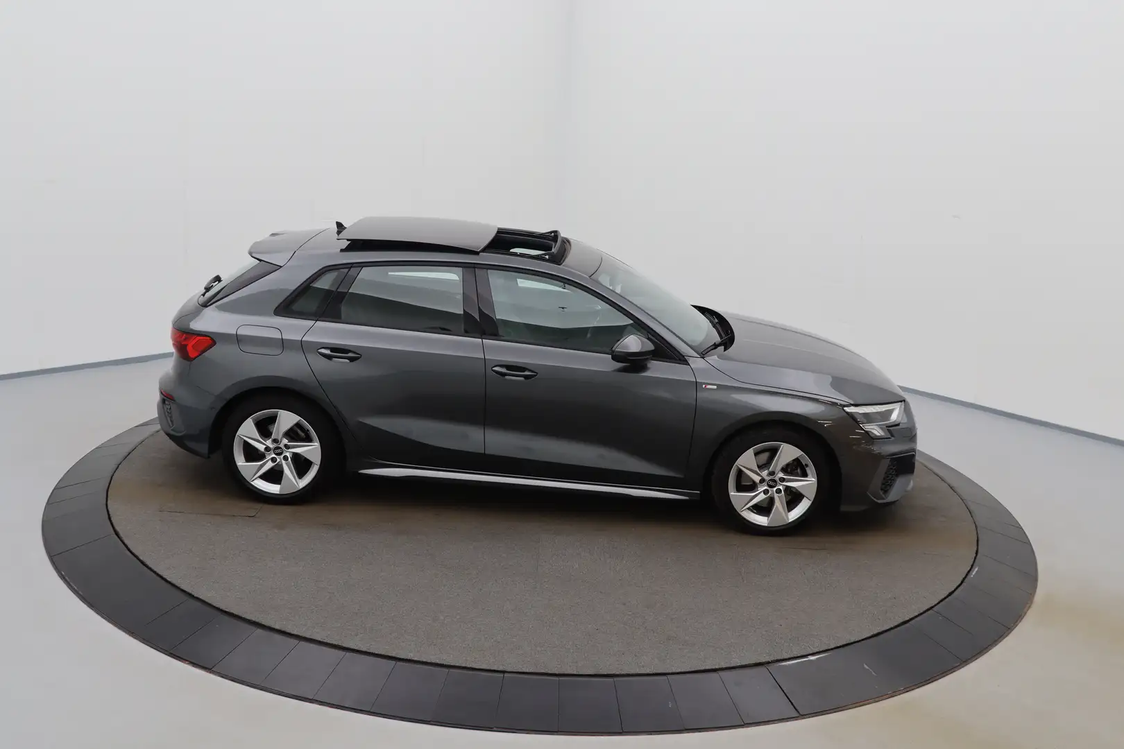 Audi A3 Sportback 30 TDi S-Line Platinum Daytona PANO LED Gris - 2