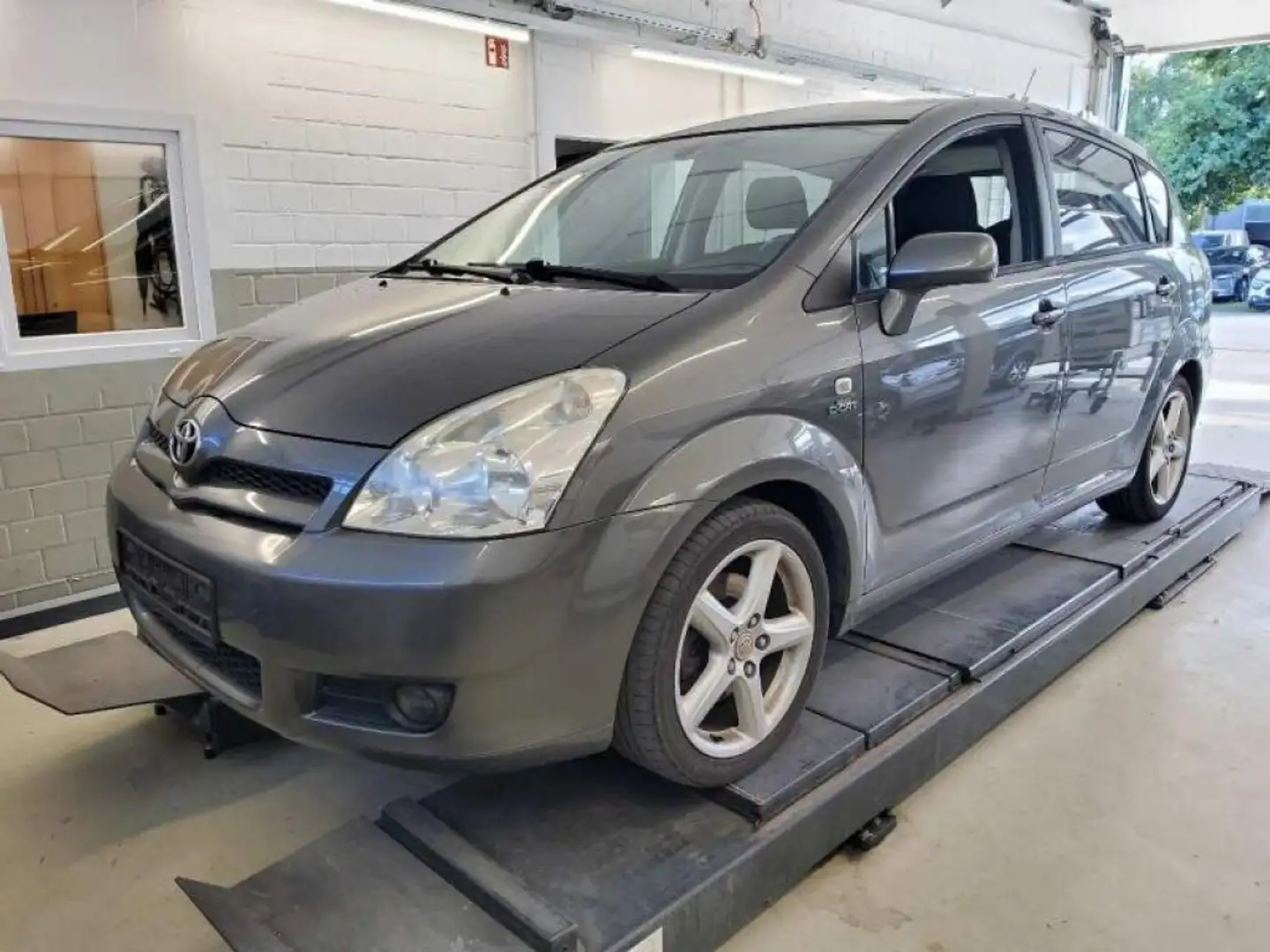 Toyota Corolla 2.2 D-CAT Sol 7-Sitzer Klima Grau - 1