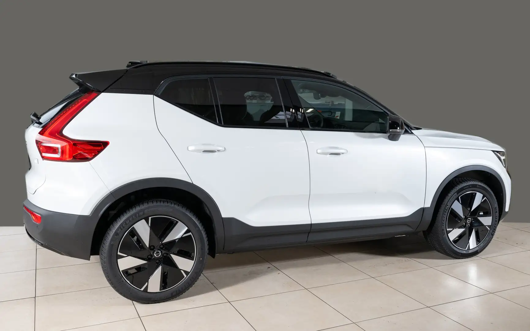 Volvo XC40 Recharge Pure Electric Plus Single Motor Extended White - 2