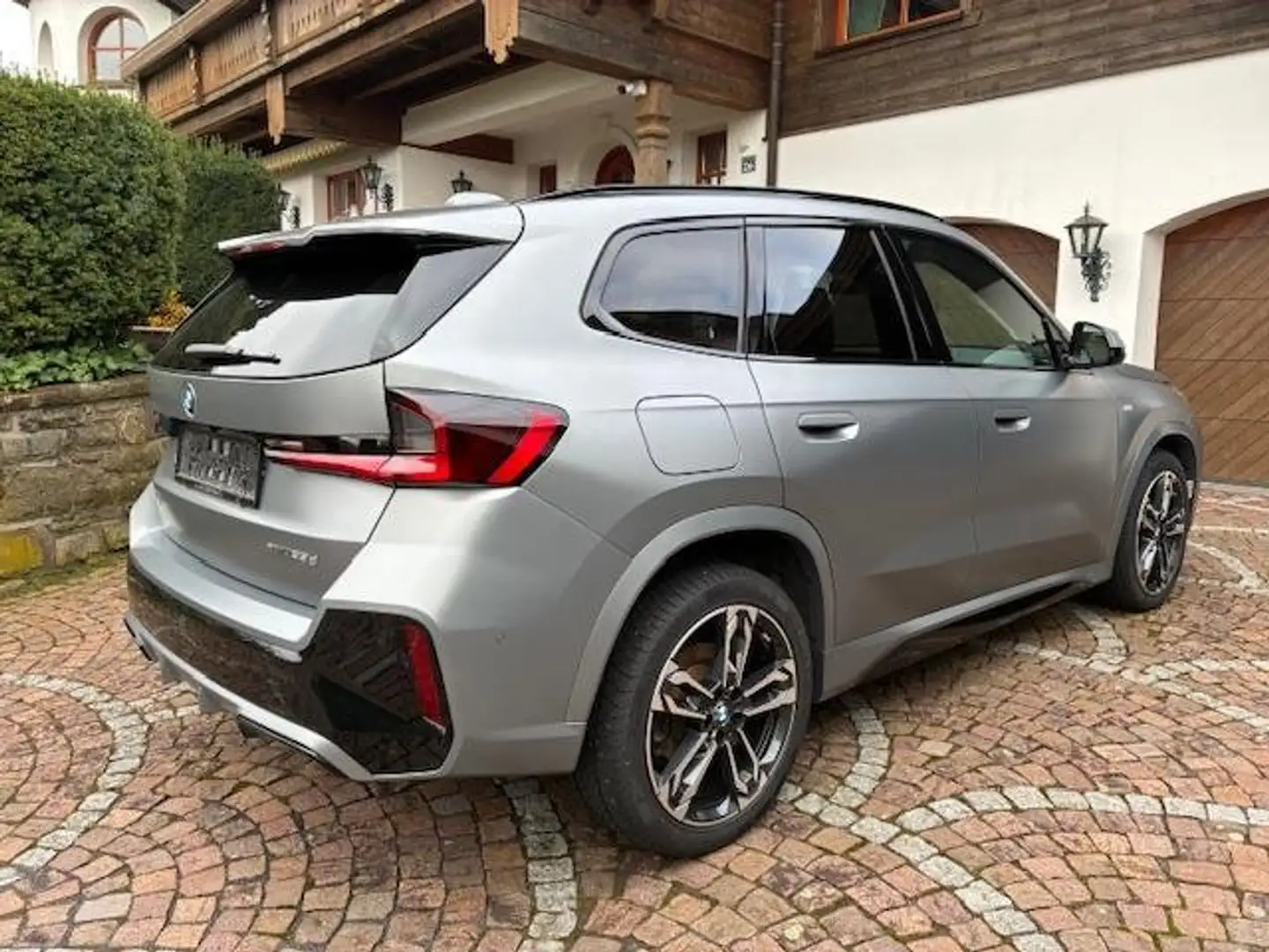 BMW X1 xDrive23d M SPORT/PREMIUM-P/19"/LED/PANO/AHK/360 Grau - 1
