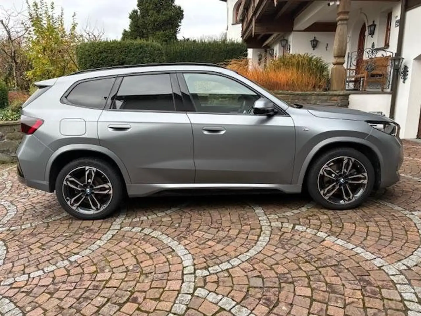 BMW X1 xDrive23d M SPORT/PREMIUM-P/19"/LED/PANO/AHK/360 Grau - 2