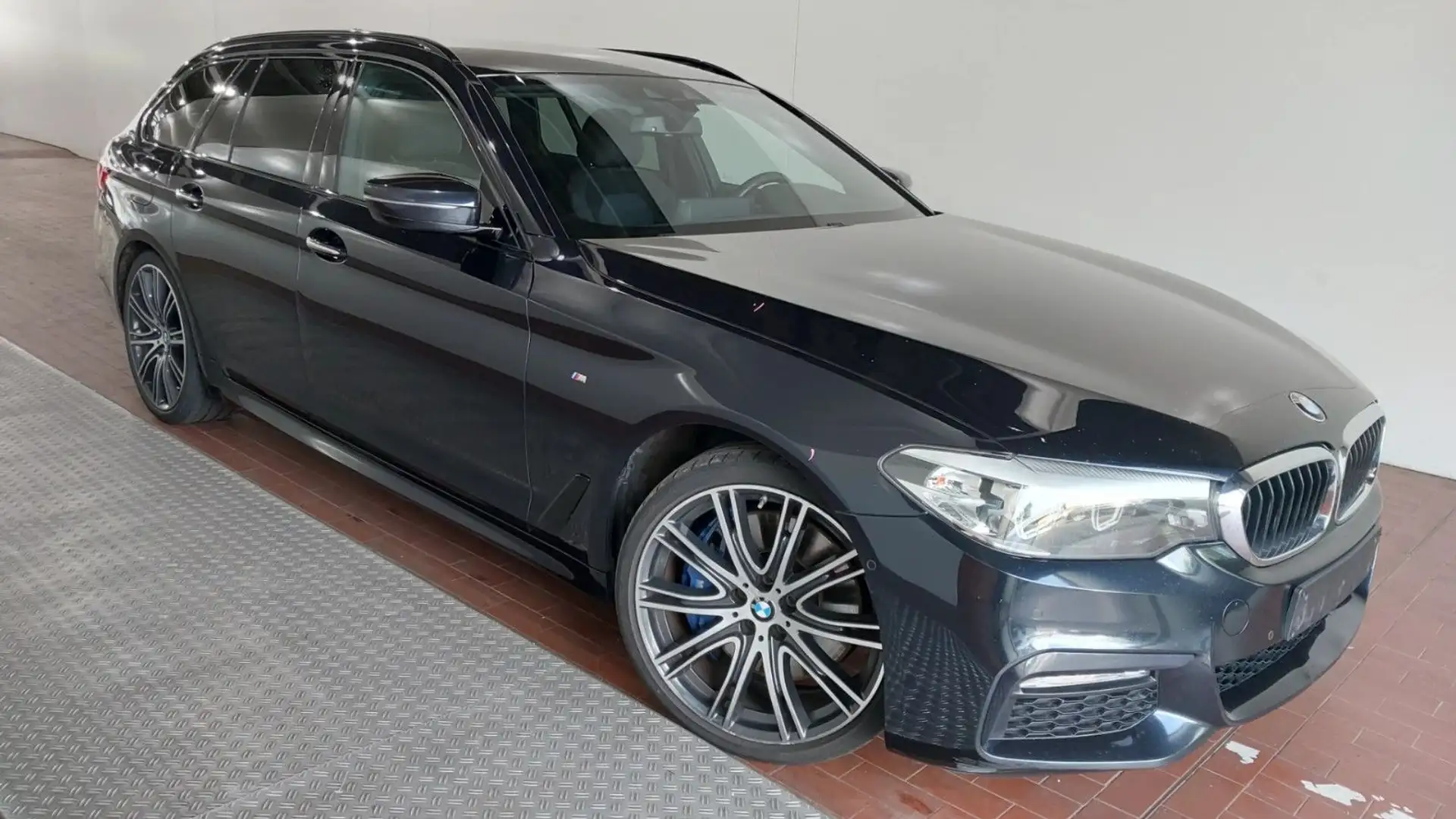 BMW 540 Baureihe 5 Touring 540 i xDrive M Sport Schwarz - 2