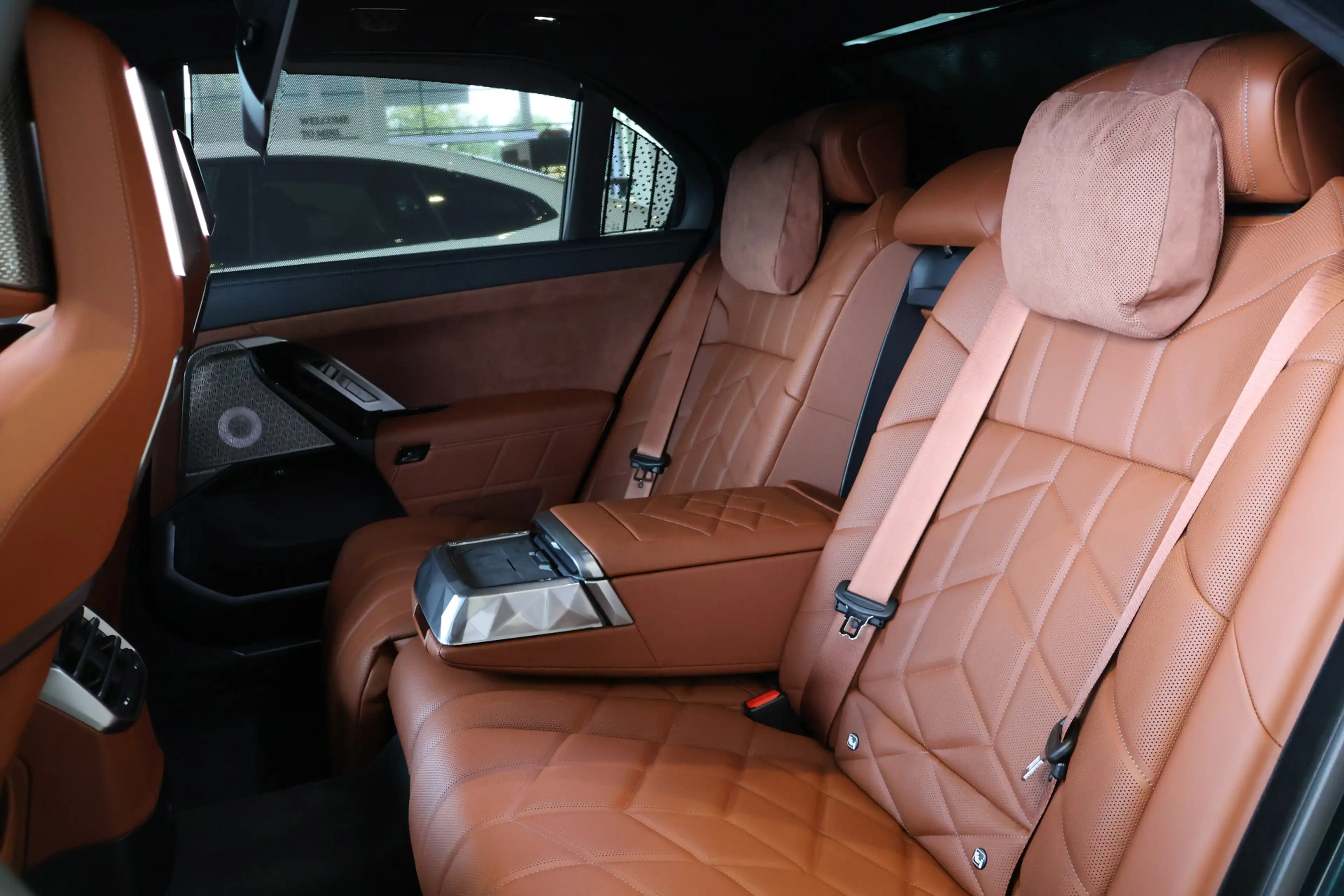 BMW i7 60 xDrive M Sport / Panoramadak Sky Lounge / Trekh — photo 10