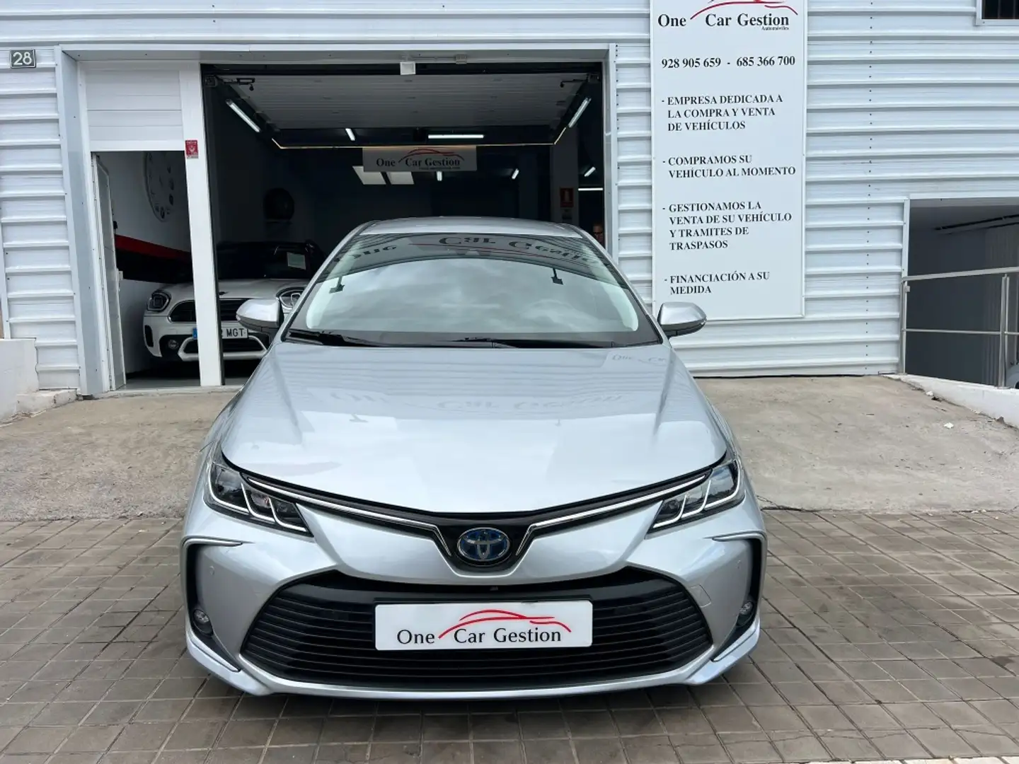 Toyota Corolla Sedán 125H Active Tech Grau - 2