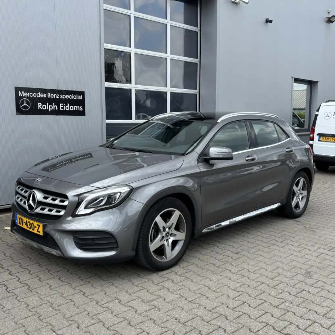 Mercedes-Benz GLA 180 *trekhaak, pano dak* AMG Gris - 1