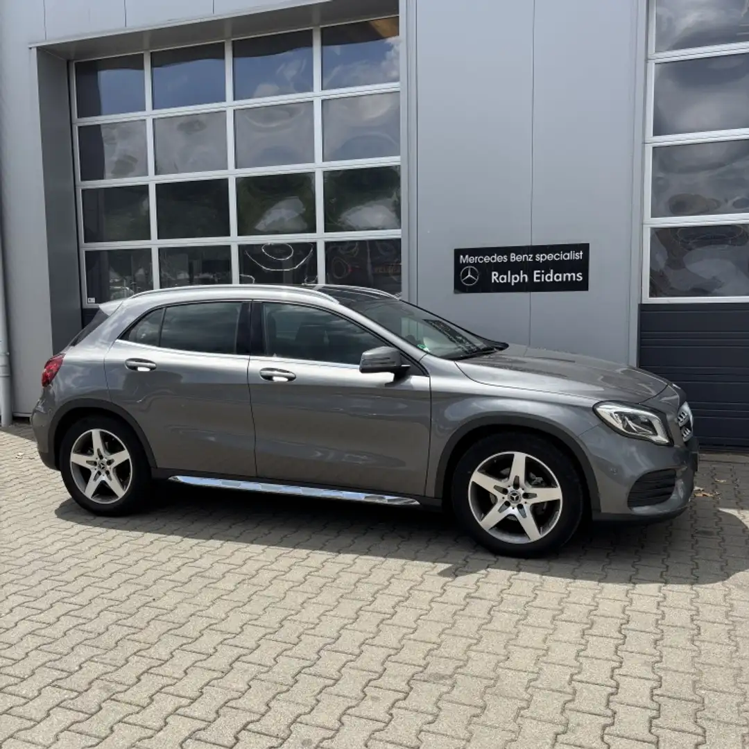 Mercedes-Benz GLA 180 *trekhaak, pano dak* AMG Gris - 2